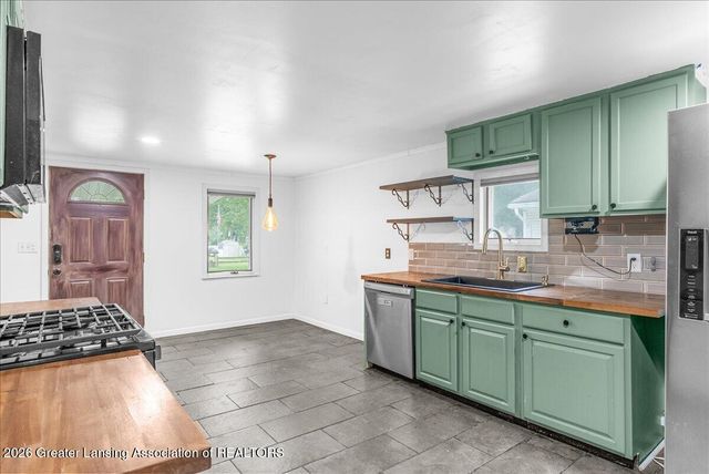 211 N Deerfield Avenue, Lansing, MI 48917