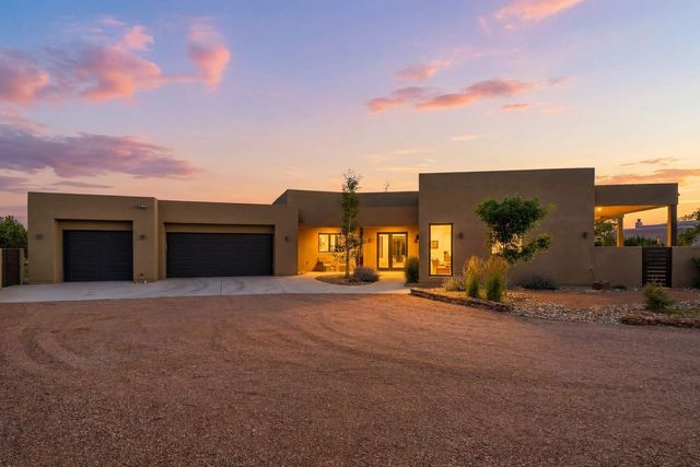 141 Paseo Aragon, Santa Fe, NM 87506