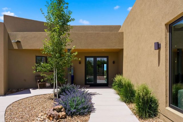 141 Paseo Aragon, Santa Fe, NM 87506