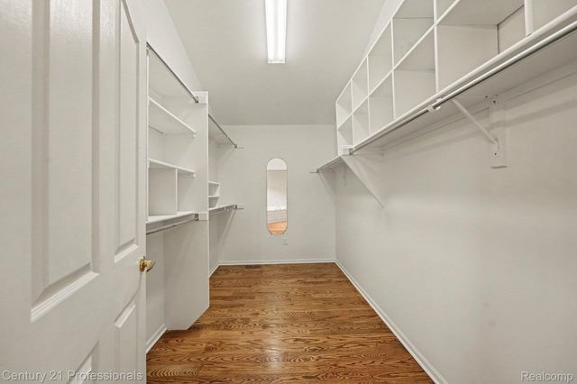 25726 Groveland, Novi, MI 48374