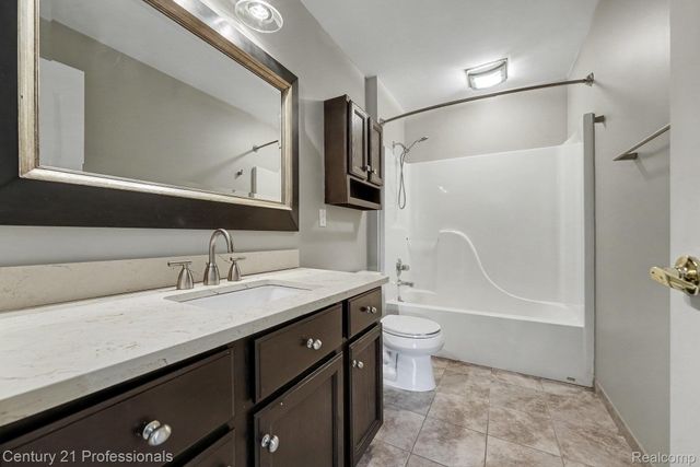 25726 Groveland, Novi, MI 48374