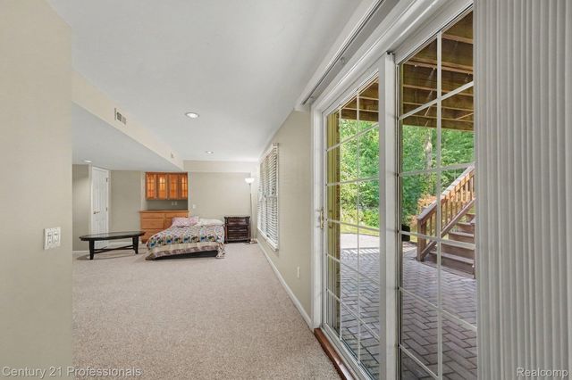 25726 Groveland, Novi, MI 48374