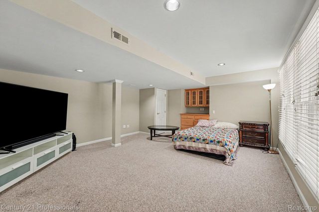 25726 Groveland, Novi, MI 48374