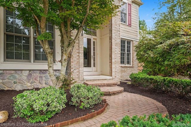 25726 Groveland, Novi, MI 48374