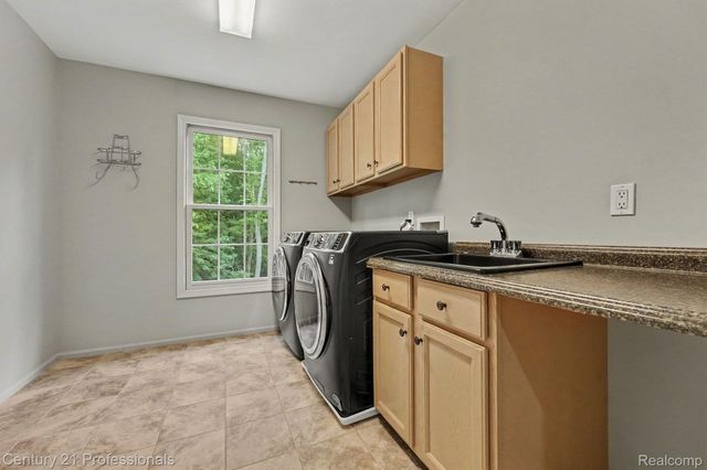 25726 Groveland, Novi, MI 48374