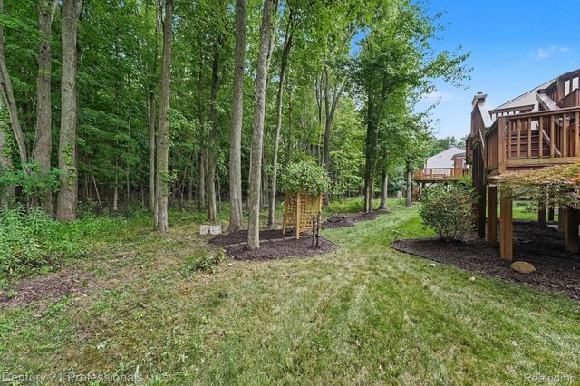 25726 Groveland, Novi, MI 48374