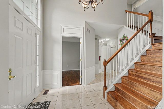25726 Groveland, Novi, MI 48374