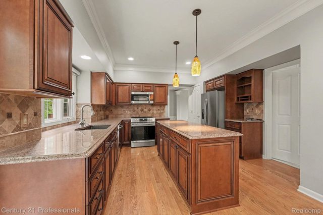 25726 Groveland, Novi, MI 48374