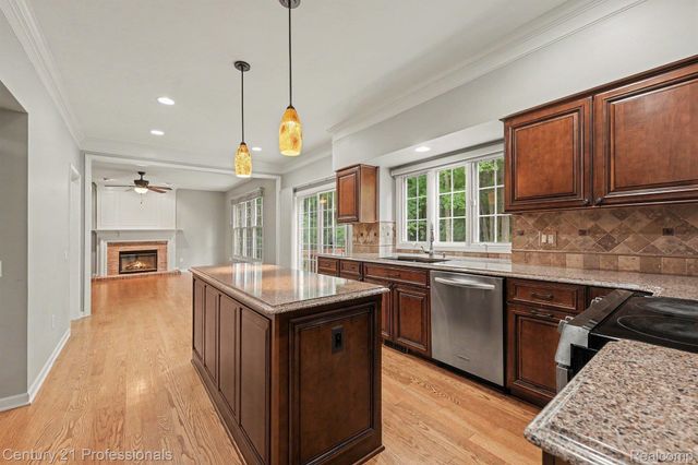 25726 Groveland, Novi, MI 48374