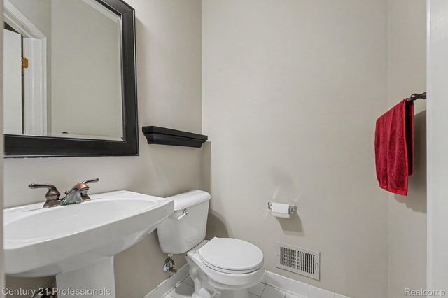 25726 Groveland, Novi, MI 48374