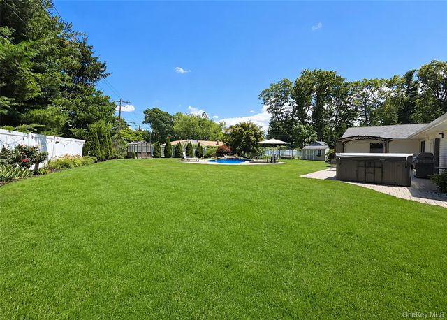 15 Seabrook Lane, Stony Brook, NY 11790