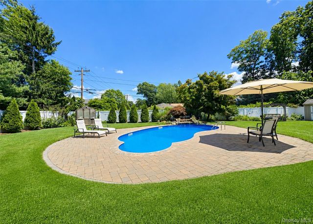 15 Seabrook Lane, Stony Brook, NY 11790