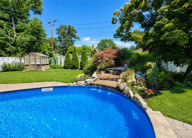 15 Seabrook Lane, Stony Brook, NY 11790