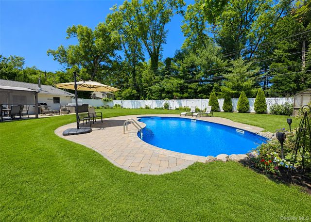15 Seabrook Lane, Stony Brook, NY 11790