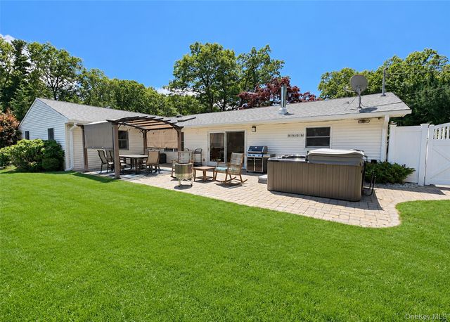15 Seabrook Lane, Stony Brook, NY 11790