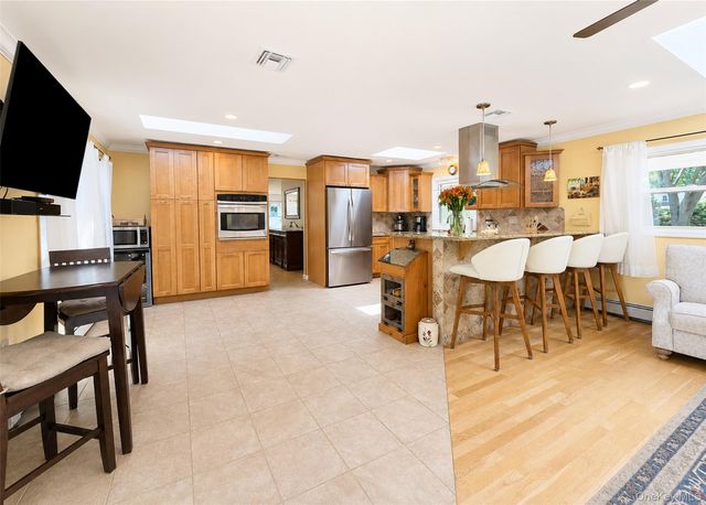 15 Seabrook Lane, Stony Brook, NY 11790