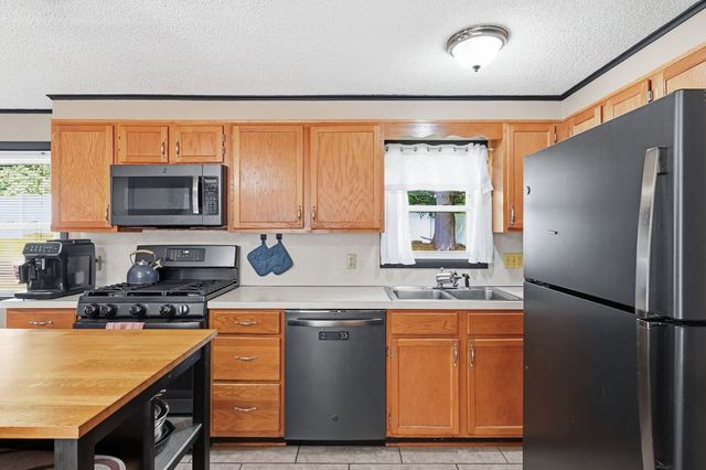 42 N Brook Rd, Springfield, MA 01119