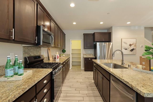 1952 Garden Farms Ave, Lathrop, CA 95330