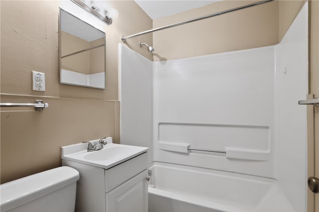2217 S Hadley Road, Springfield, OH 45505