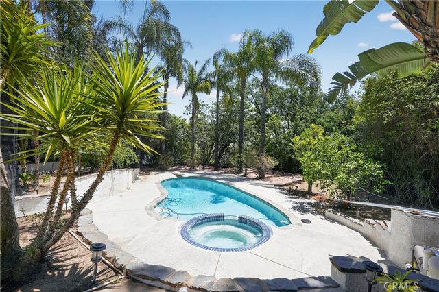 2081 Country Hills Lane, Riverside, CA 92503