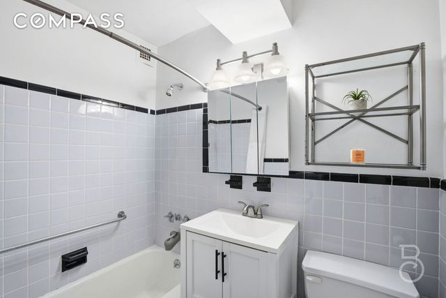 3364 21st St Apt 6D, New York City, NY 11106