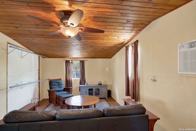 223 CANYON VIEW DR, Pipe Creek, TX 78063