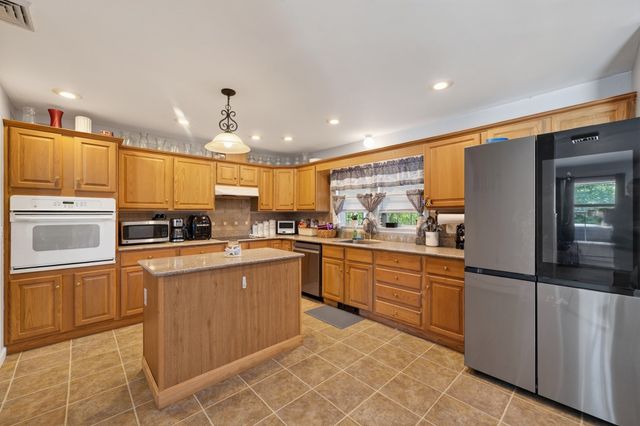 550 South St, Somerset, MA 02726