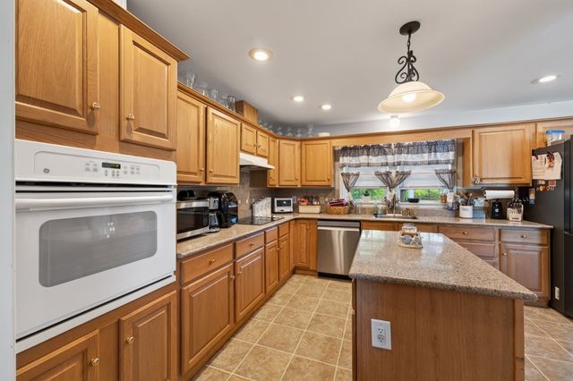 550 South St, Somerset, MA 02726