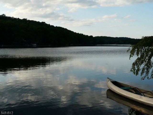 65 Kraft Pl, Ringwood Boro, NJ 07456