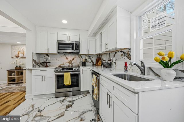 4 LOWER GREENBRIAR RD, Wilmington, DE 19810