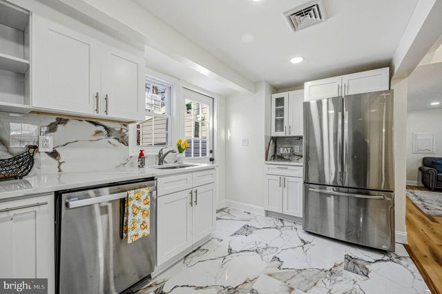 4 LOWER GREENBRIAR RD, Wilmington, DE 19810