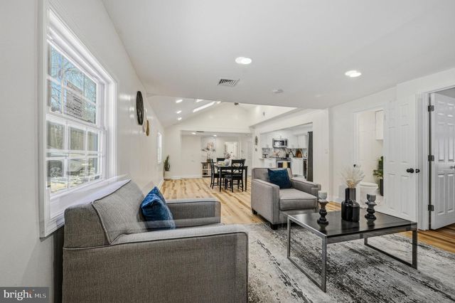 4 LOWER GREENBRIAR RD, Wilmington, DE 19810