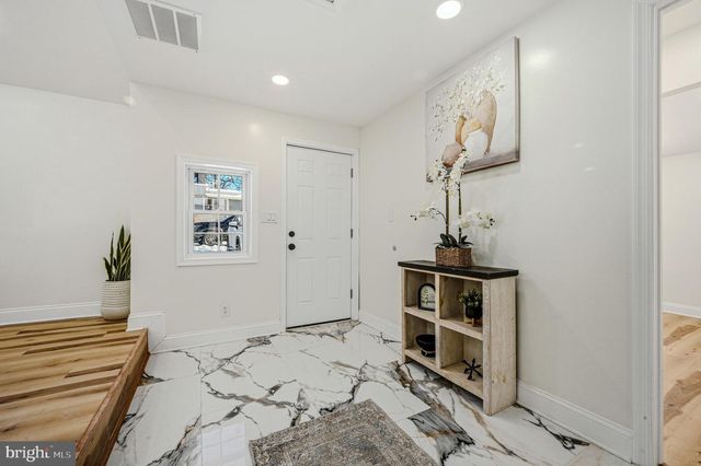 4 LOWER GREENBRIAR RD, Wilmington, DE 19810