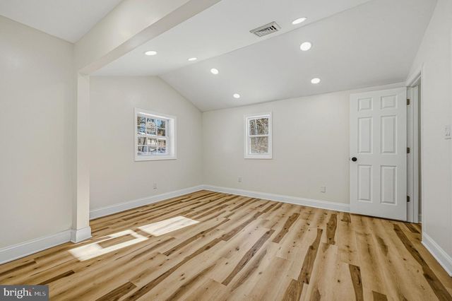 4 LOWER GREENBRIAR RD, Wilmington, DE 19810