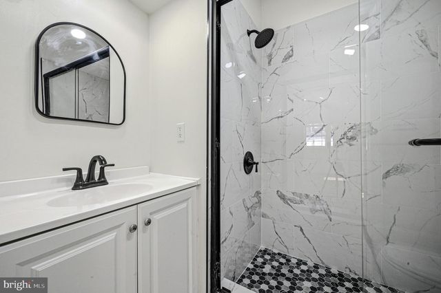 4 LOWER GREENBRIAR RD, Wilmington, DE 19810