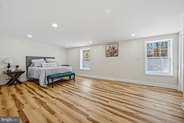 4 LOWER GREENBRIAR RD, Wilmington, DE 19810