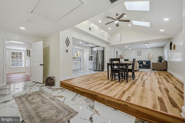 4 LOWER GREENBRIAR RD, Wilmington, DE 19810