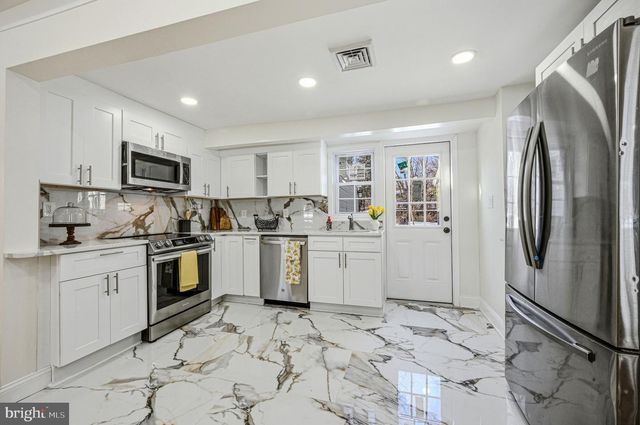 4 LOWER GREENBRIAR RD, Wilmington, DE 19810