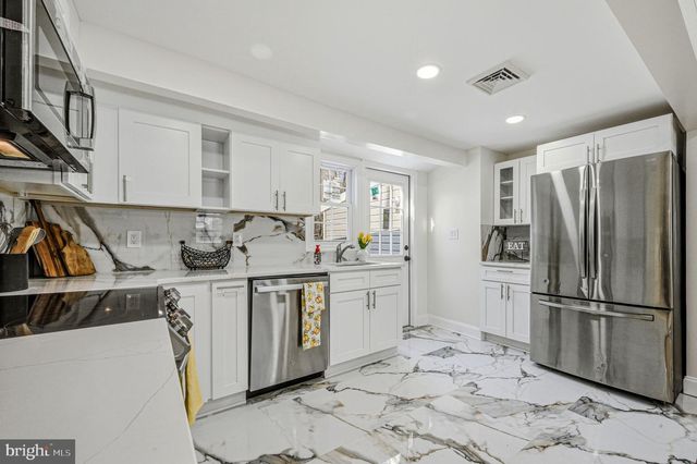 4 LOWER GREENBRIAR RD, Wilmington, DE 19810