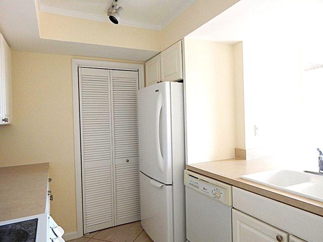 5250 WOODLAND LAKES Drive 231, Palm Beach Gardens, FL 33418