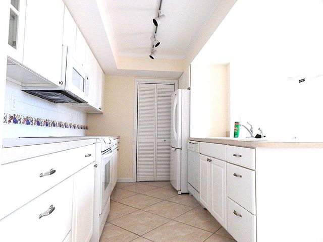 5250 WOODLAND LAKES Drive 231, Palm Beach Gardens, FL 33418