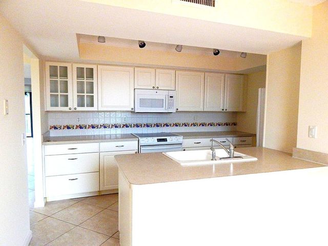 5250 WOODLAND LAKES Drive 231, Palm Beach Gardens, FL 33418