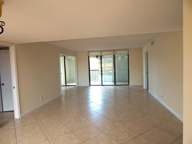 5250 WOODLAND LAKES Drive 231, Palm Beach Gardens, FL 33418
