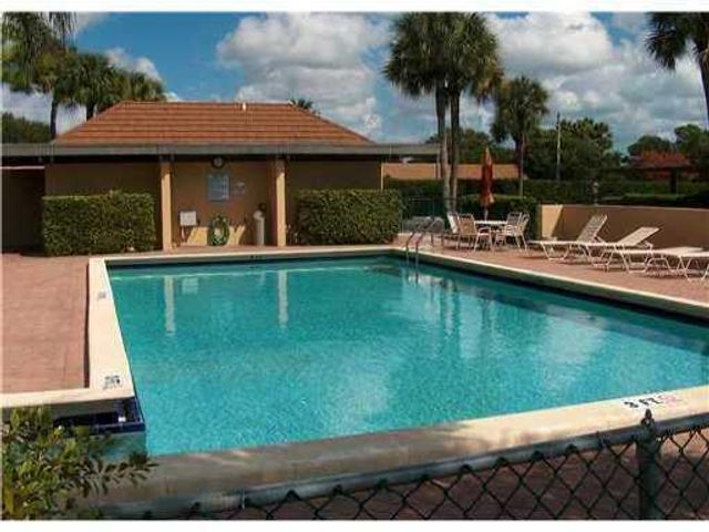 5250 WOODLAND LAKES Drive 231, Palm Beach Gardens, FL 33418