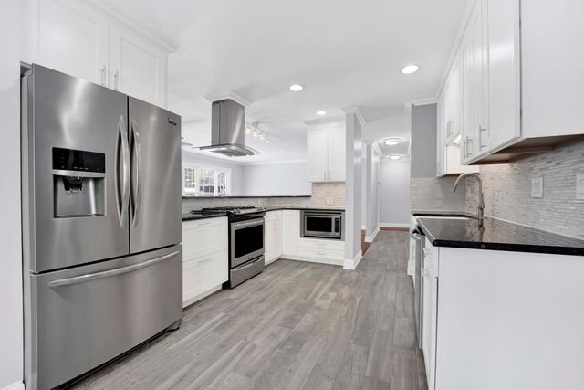 332 S River Road, Naperville, IL 60540