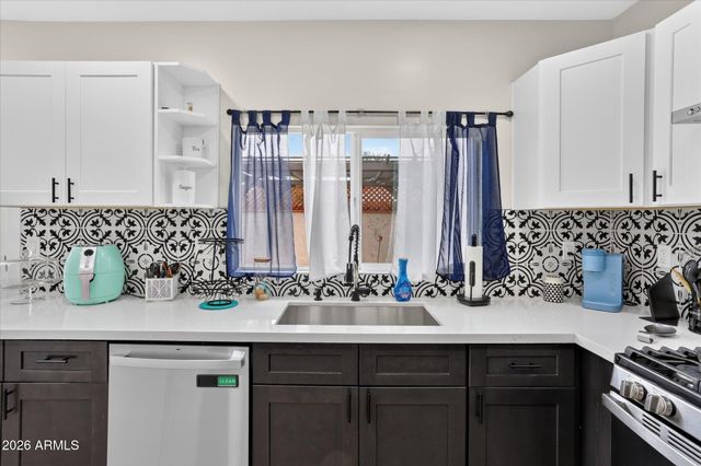 2334 W AUGUSTA Avenue, Phoenix, AZ 85021