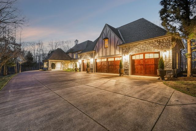 225 Lake Hills Rd, Tullahoma, TN 37388