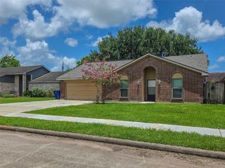 3 Lazybrook Street, Angleton, TX 77515