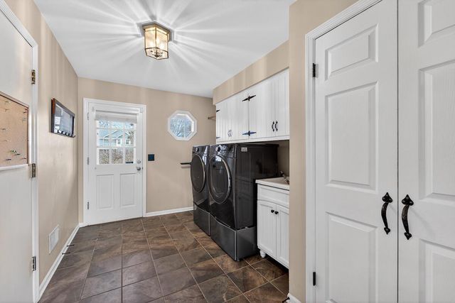 12714 N Meadow CIRCLE W, Mequon, WI 53092