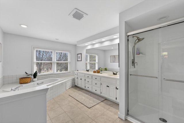 12714 N Meadow CIRCLE W, Mequon, WI 53092